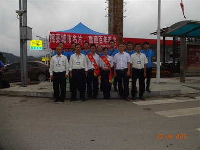 “百年毛尖”茶博会期间，公司自发印刷了上万份黔南州都匀市的历史人文介绍、茶博会活动议程表公益宣传资料，向市民、游客免费发放。