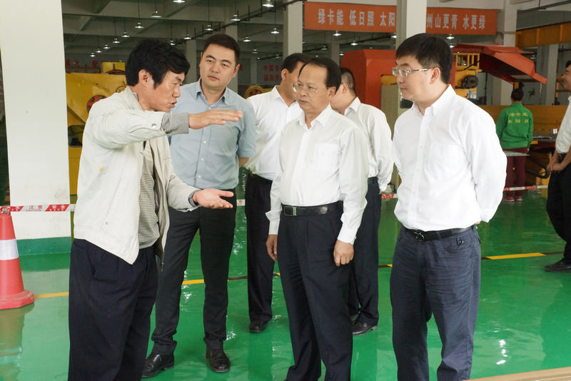 2、工行贵州省分行行长陈平实地走访黔南地区企业.JPG