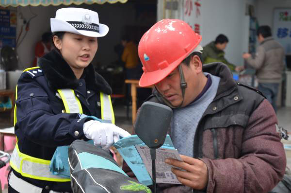 走进汽车站进行道路安全宣传.jpg