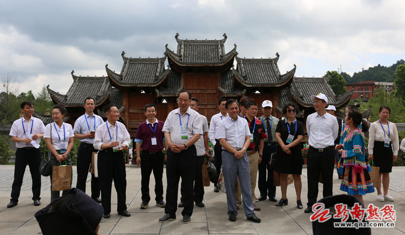 与会领导、嘉宾巡览中国茶文化博览园