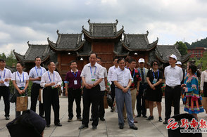 与会领导、嘉宾巡览中国茶文化博览园