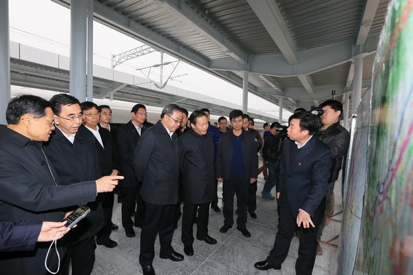 三、2014年12月26日，在贵广高铁开通之际，胡春华(前排左三)、彭清华(前排左四)、朱小丹(前排左.jpg