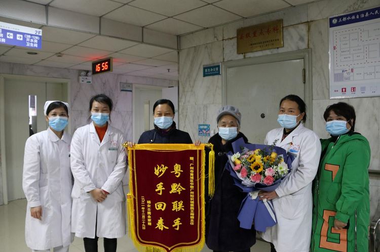 杨婆婆为帮扶专家王梅娥（左三）送来锦旗.png