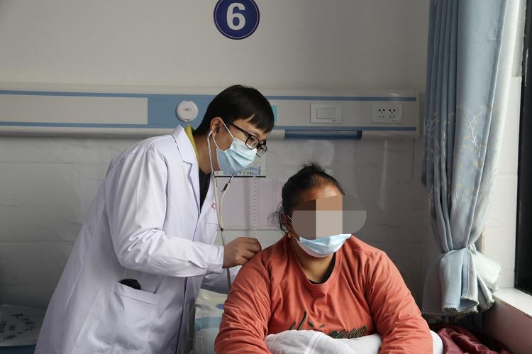 帮扶专家黄吉洪在大河卫生院教学查房.png