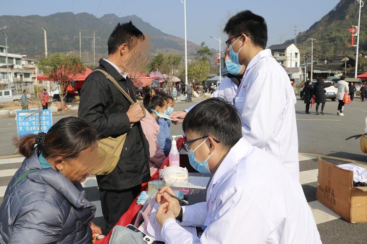 帮扶专家黄吉洪在普安镇街头义诊.png