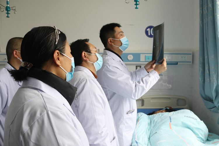 挂职副院长廖思强在大河卫生院教学查房.png