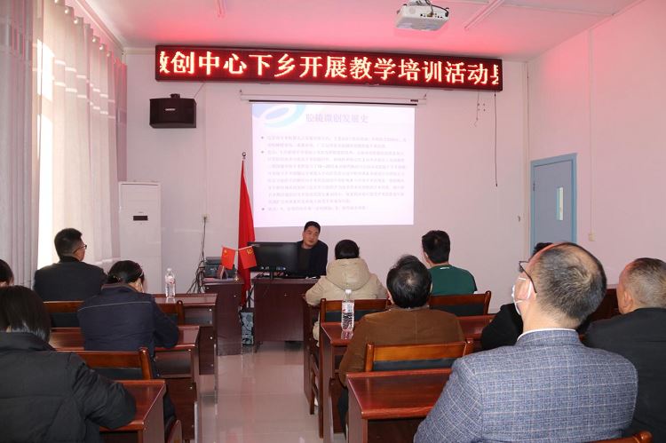 挂职副院长廖思强在大河卫生院开展微创技术培训讲课.png